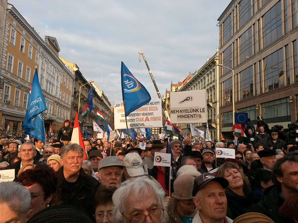 Illustration for article titled Superman helyett 19 kérdéses népszavazás nyírhatja ki Orbán Viktort