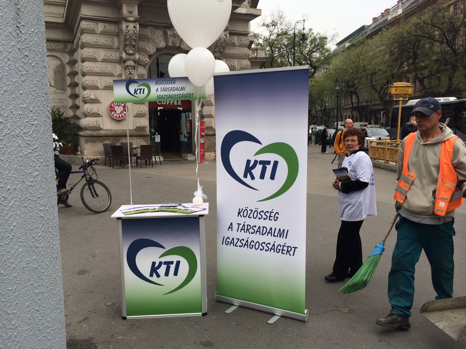 Illustration for article titled Szili Katalin ledobta a csöcsbombát a Belváros közepén