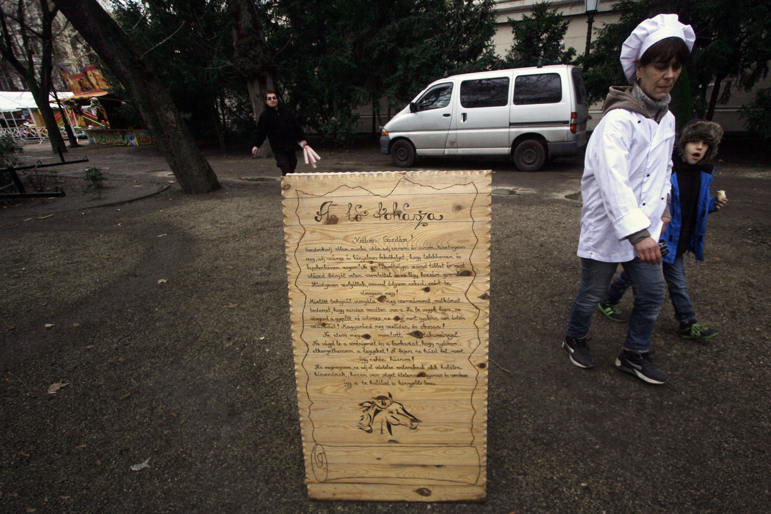 Illustration for article titled Egy ember 22 ezerért vett egy homárt, és befalta hidegen, műanyag tányérról