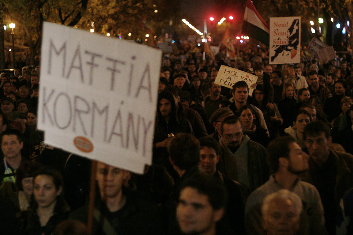 Illustration for article titled Tömegek követelték a Vida Ildikó és Orbán Viktor lemondását
