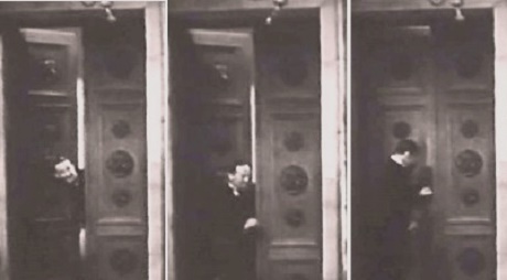 A halálos csók c. filmben egy belógó mikrofon munkában a felvétel alatt.