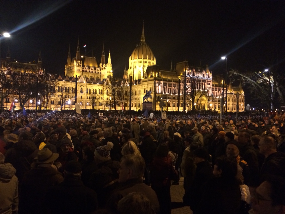 Elkezdődött a nagy korrupcióellenes tüntetés a Vértanúk terén