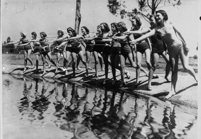 Illustration for article titled Egyre népszerűbb a csöcsös nő+csücsörítő ponty párosa (18+)