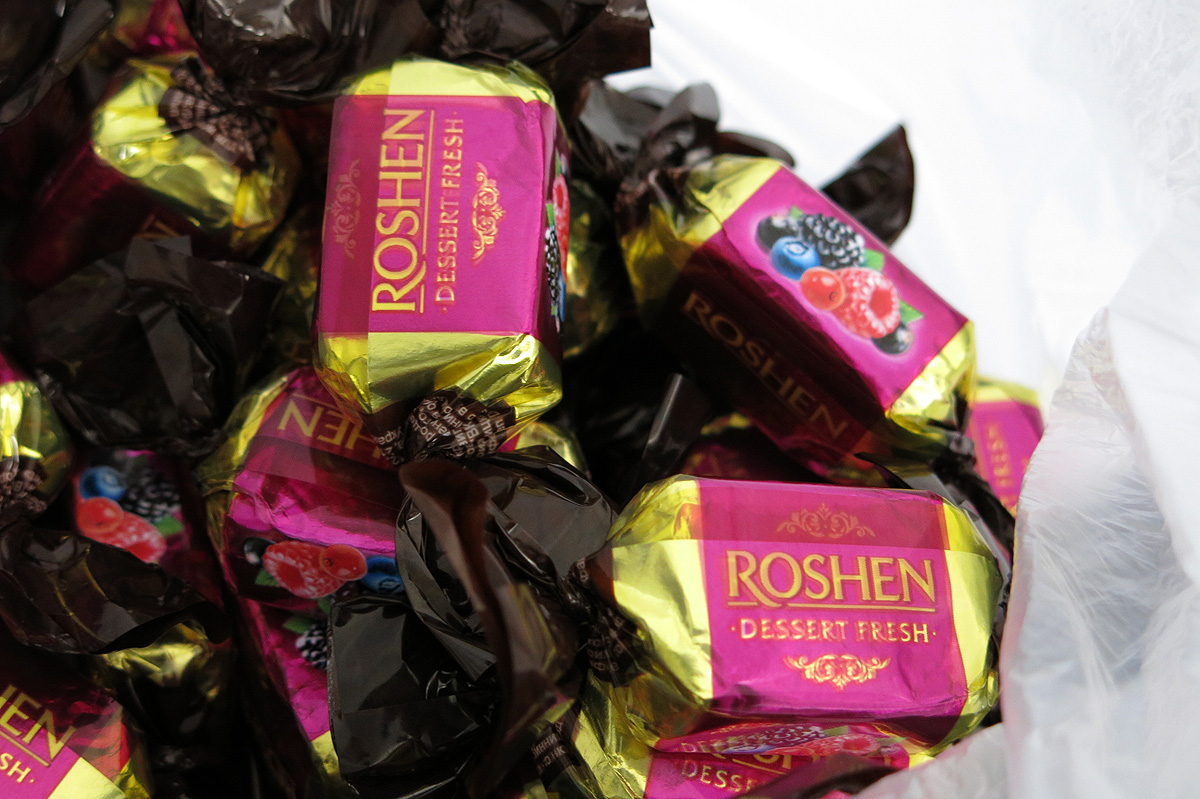 Illustration for article titled Petro Porosenko megvette a Cink szerkesztőségét fél kiló bonbonnal