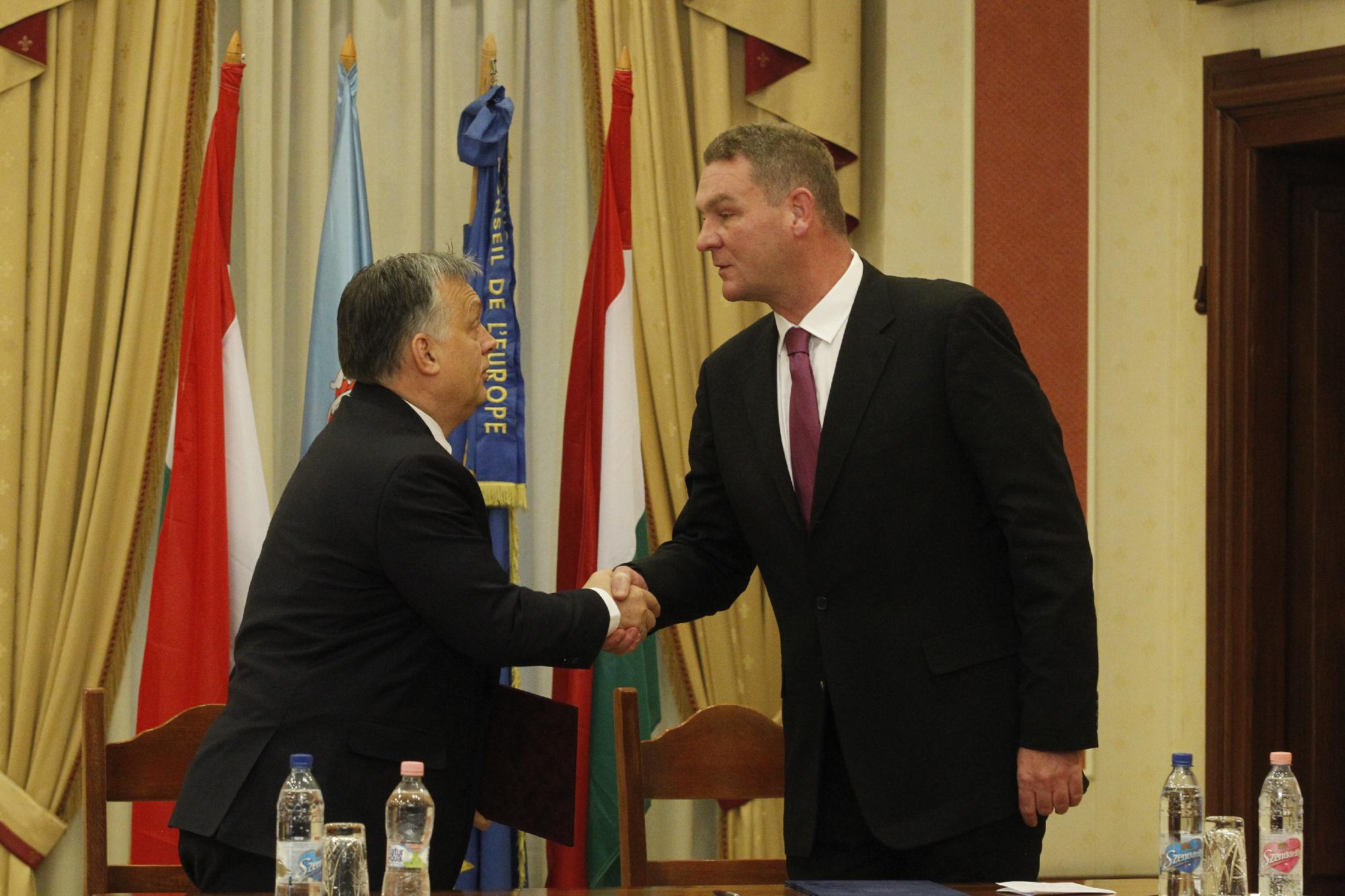 Illustration for article titled BOT - KALÁSZ - LÓ / A férfi aki itt áll!