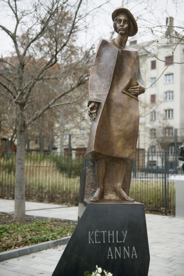 Illustration for article titled Sean Penn,Nofretete szobrok Budapesten?