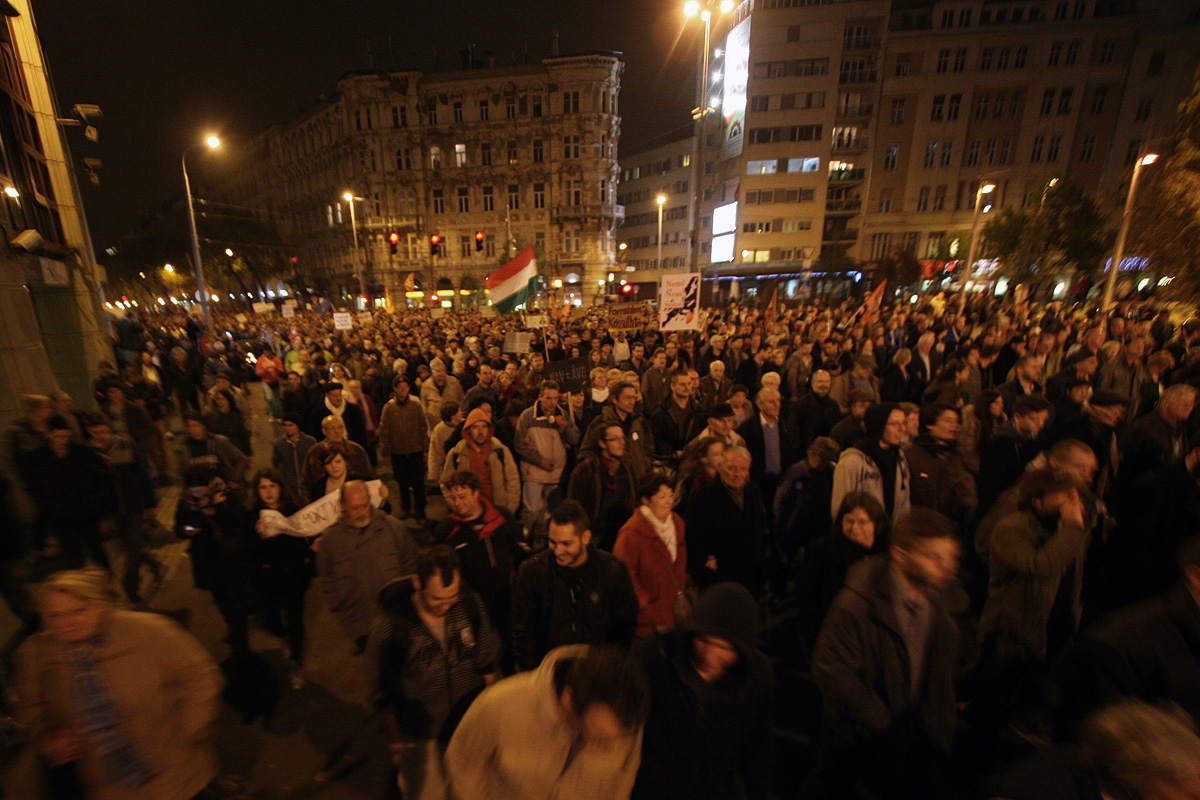 Illustration for article titled Tömegek követelték a Vida Ildikó és Orbán Viktor lemondását