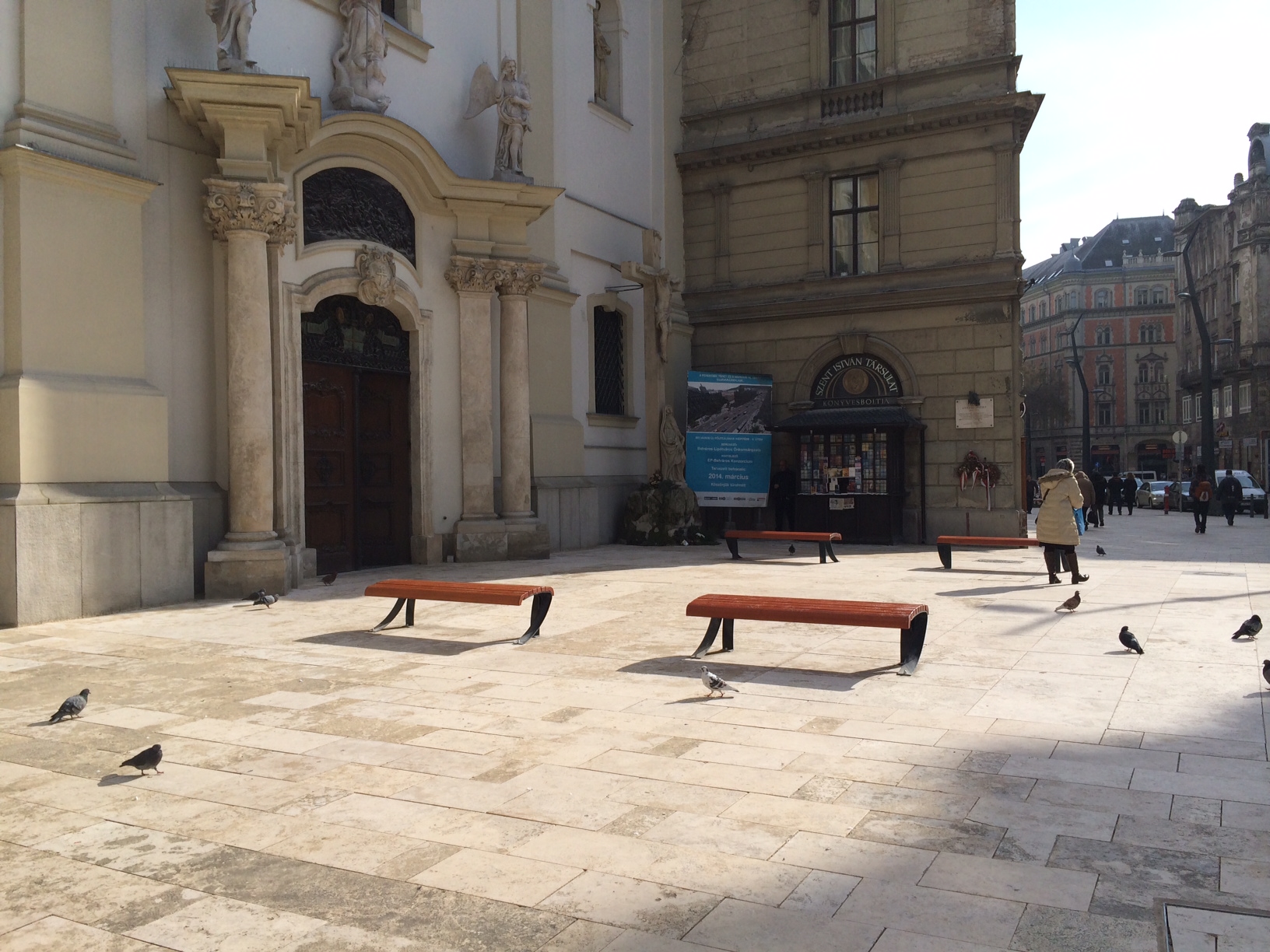 Illustration for article titled Az autós- és térkőmaffia tönkrevágta a Ferenciek terét