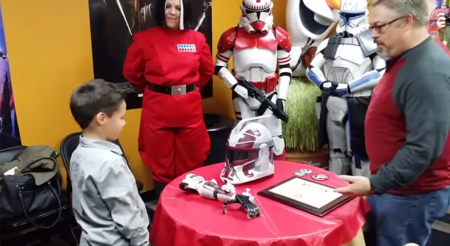 Birodalmi rohamosztagosoktól kapott művégtagot a hétéves kisfiú