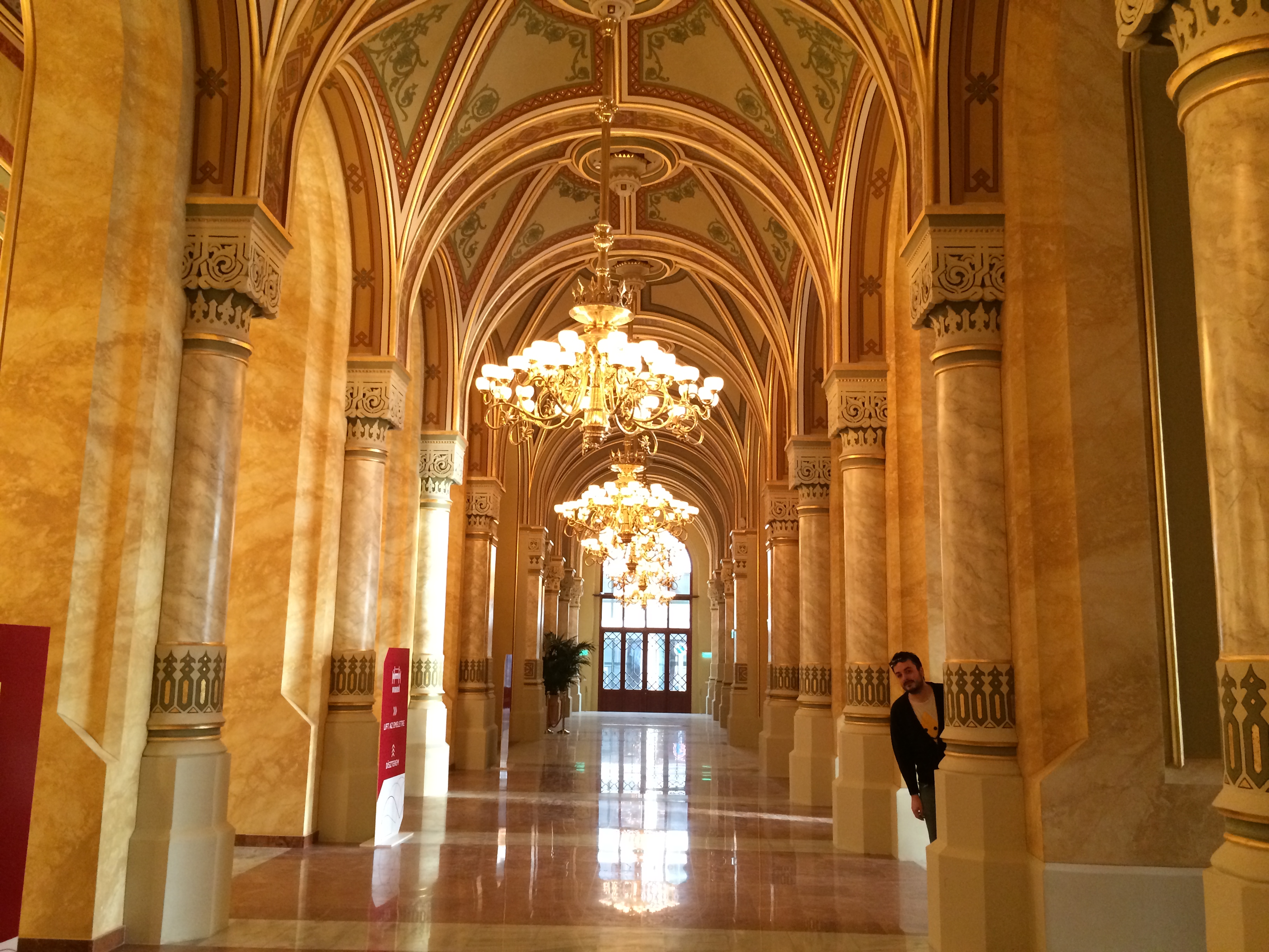 Illustration for article titled Pinaasztal mögött szivarozhat Fekete György az Aranykalickában