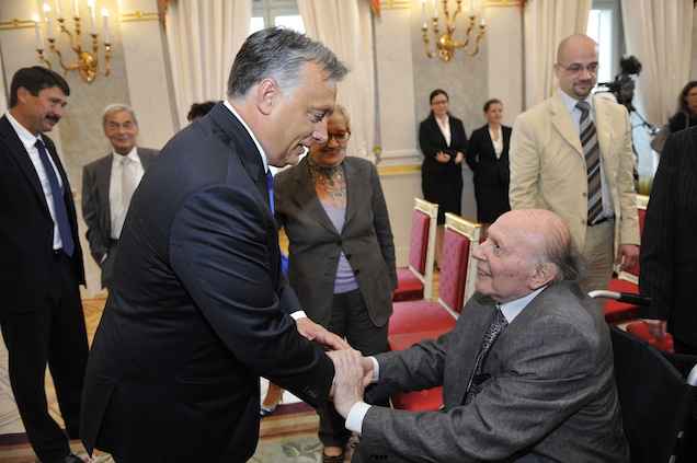 Kertész Imre átvette a Magyar Szent István Rendet