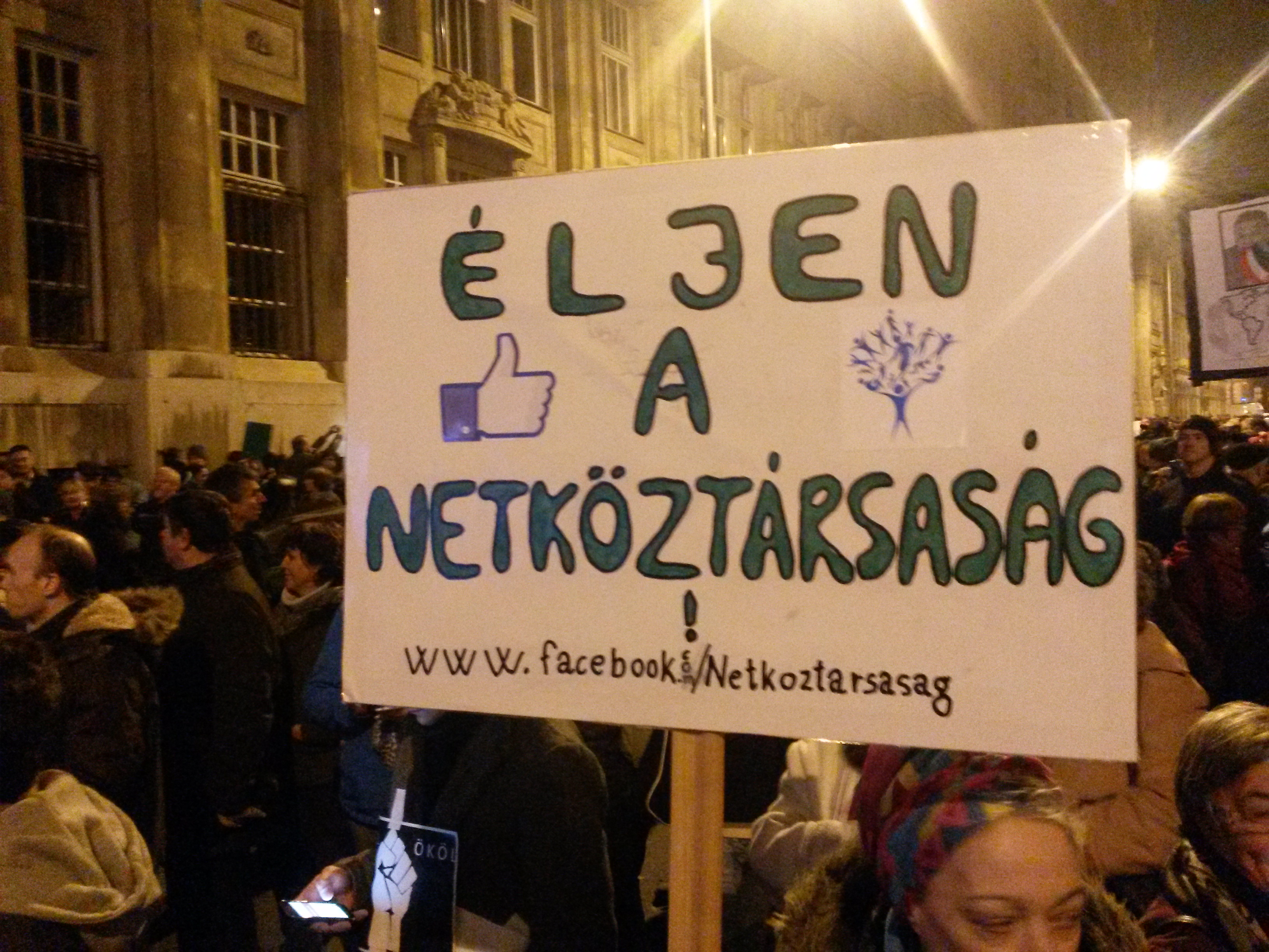 Illustration for article titled Pár kép a ma esti tüntetésről