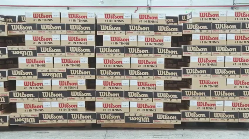 Illustration for article titled Elképesztő High-Tech teniszlabda gyár. Videók: profiterol és teniszlabda receptek!