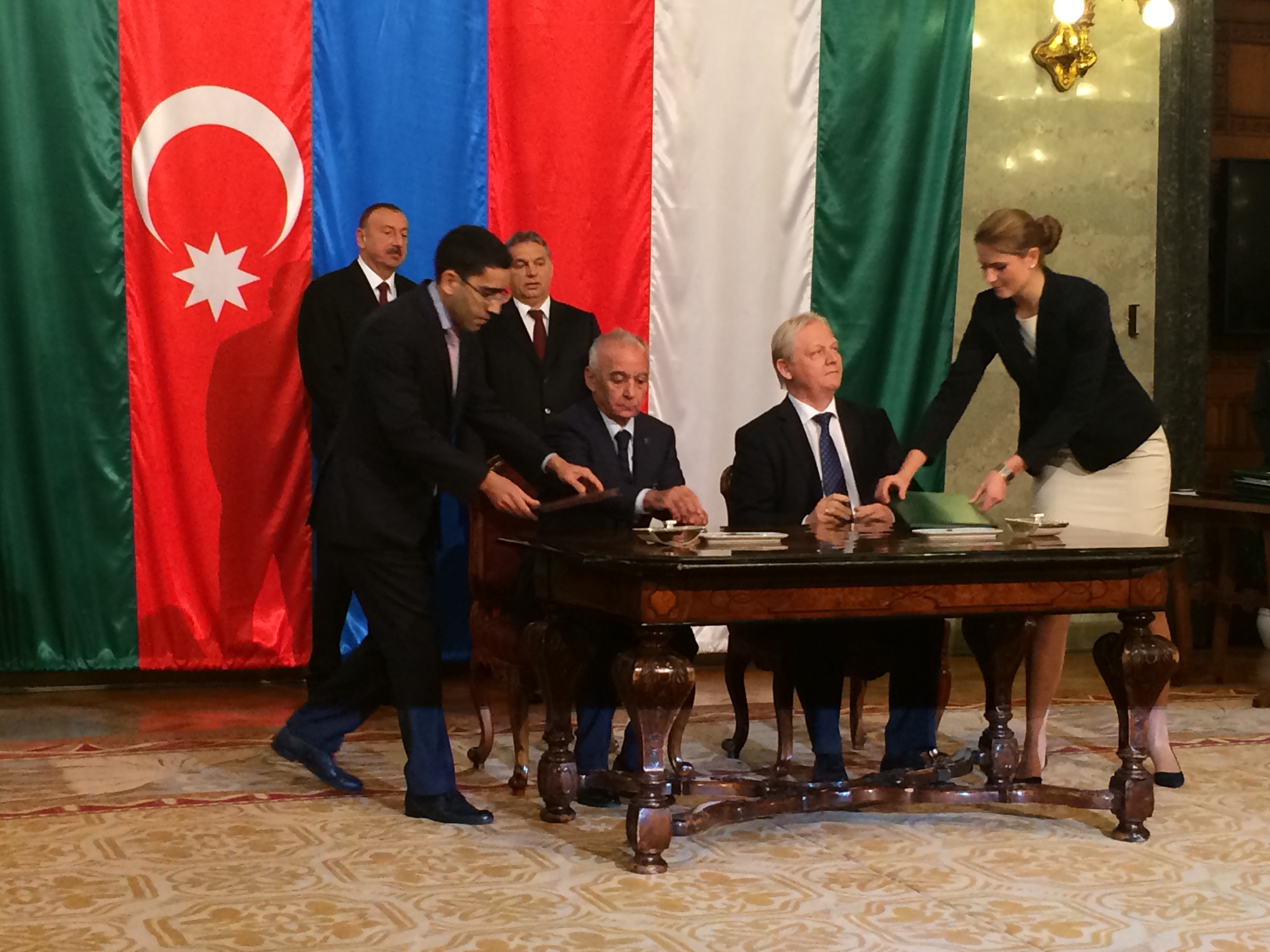 Illustration for article titled Orbán szeme véres, Szijjártó nadrágja rövid, Tarlós unja és kanos