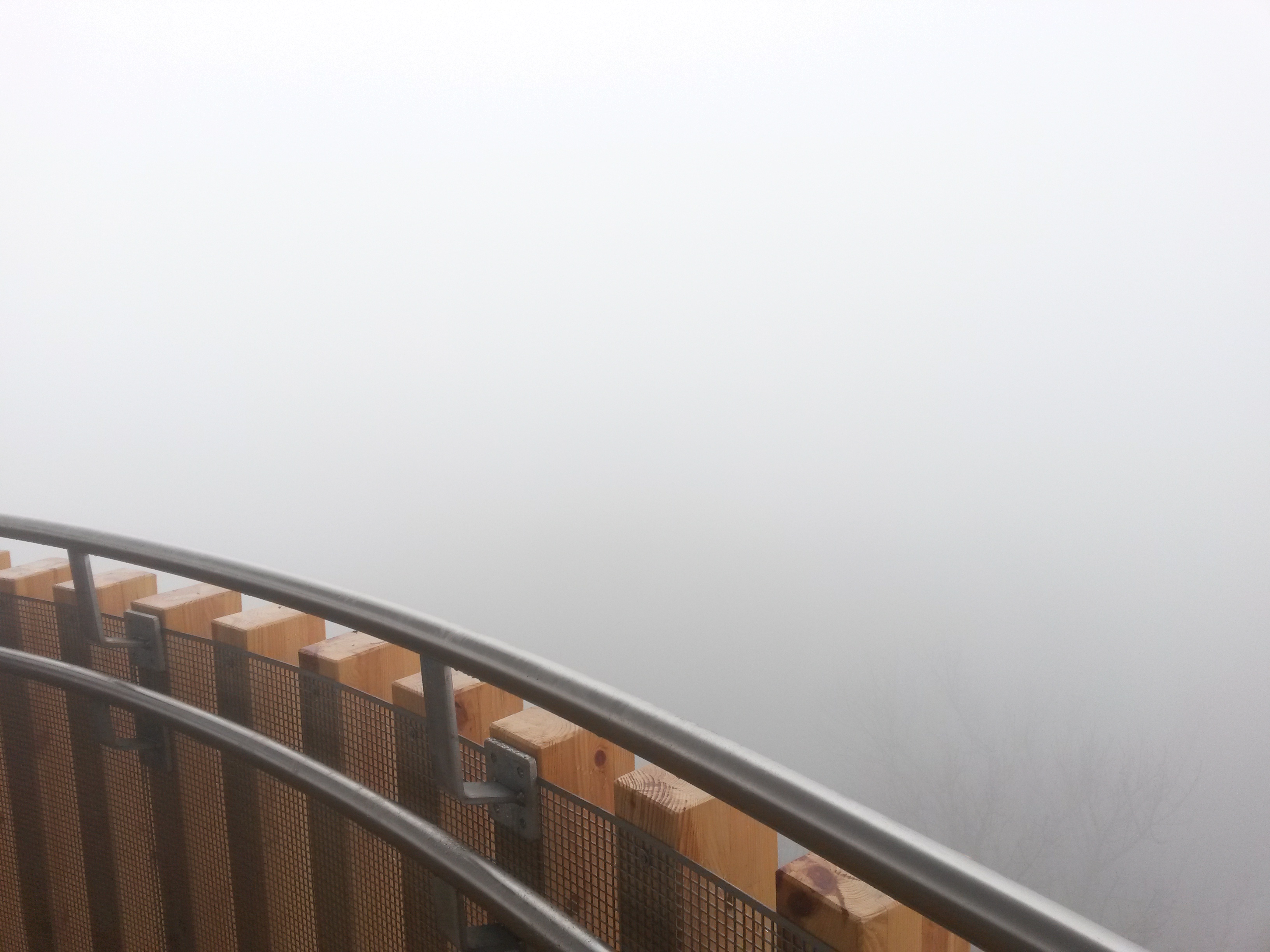 Illustration for article titled Kísérteties katonai bázisra bukkantunk a Pilisben