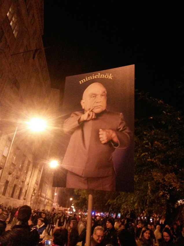 Hát szabad ilyen gonosz plakátot csinálni a Miniszterelnök Úrról?