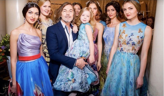 Illustration for article titled Ruhacsendéletek, a ruhatervező, a festő és a fotográfus közös alkotásaiban.