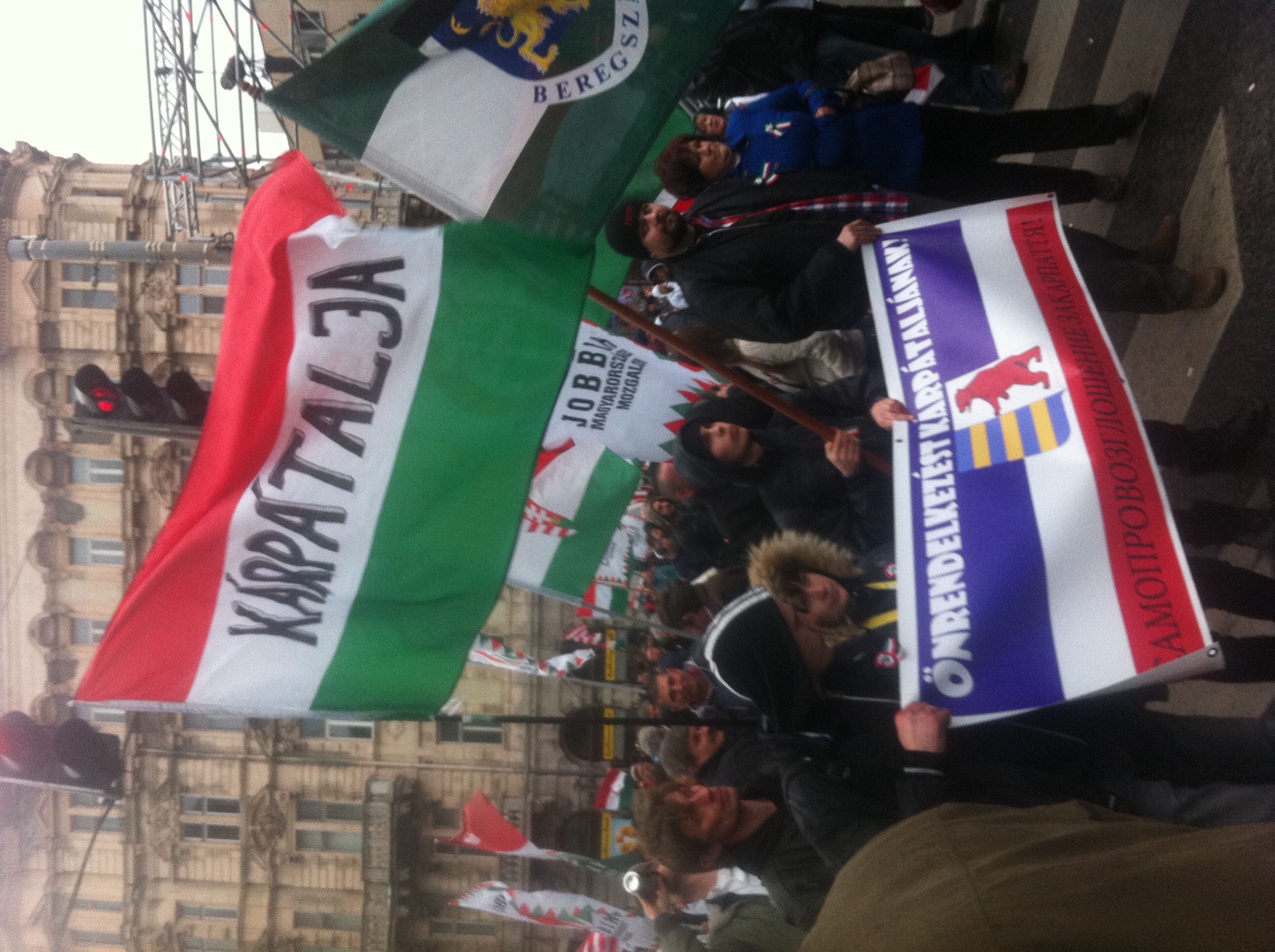 Illustration for article titled Március 15. - Pajkos esőcseppek a kopasz fejeken (Percről percre)