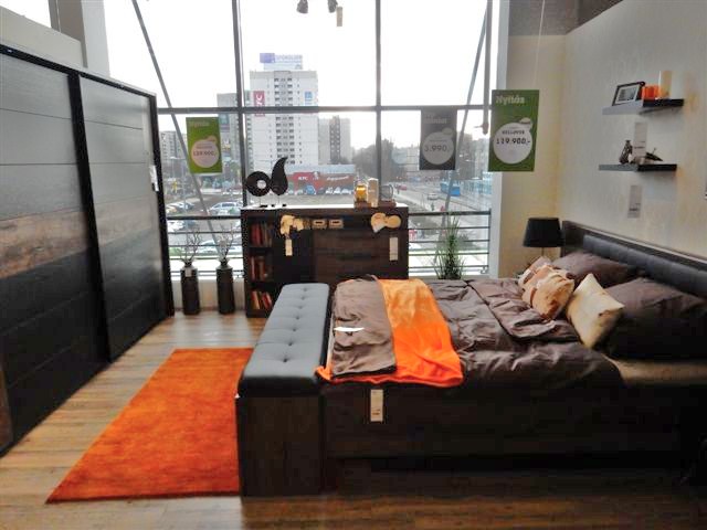 Illustration for article titled Akartok vásárolni egy 80 négyzetméteres teljes lakás berendezést?Akkor irány az óbudai mömaX (Szily Laci mai cikkével)