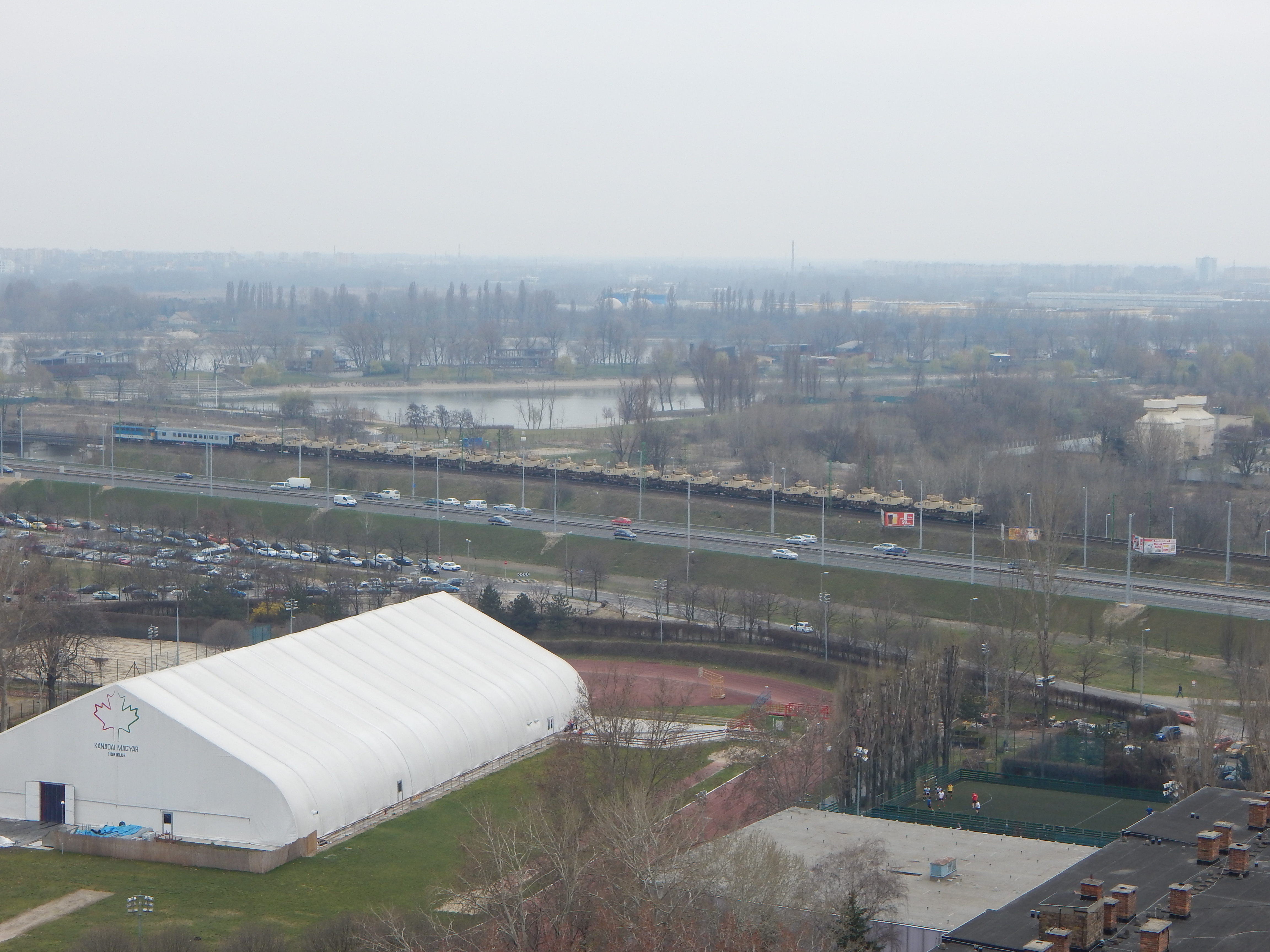 Illustration for article titled Mit keresnek ezek az amerikai tankok Budapesten?