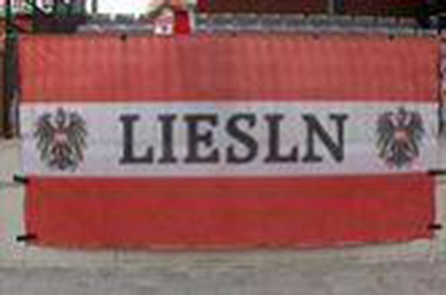 Sasbűnözés: kidobták az osztrák drukkereket a meccsről a sasuk miatt