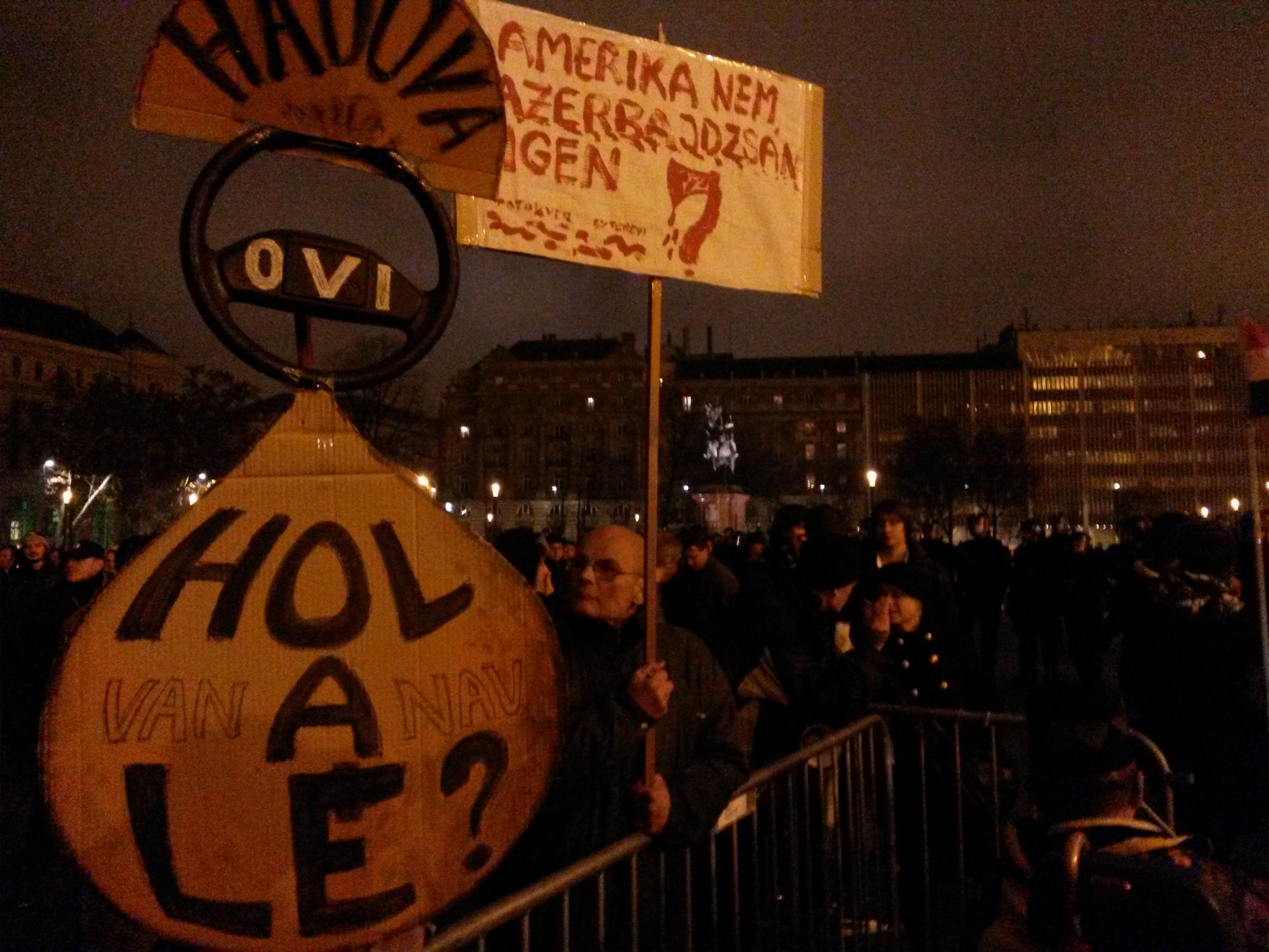 Illustration for article titled Képek, gifek, videó a tegnapi tüntetésről, minden itt van egyben