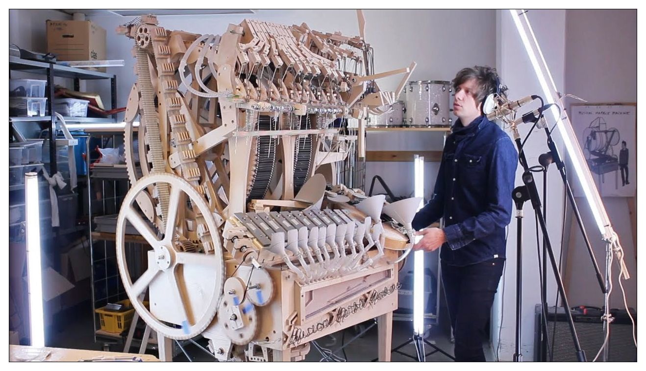 2000 üveggolyóval működik a svéd muzsikus zenegépe.