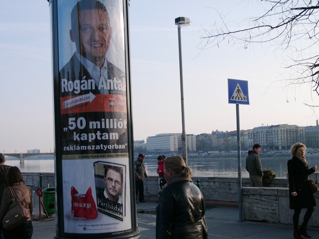 Rogán Antal 50 milliót kapott (reklámszatyorban)