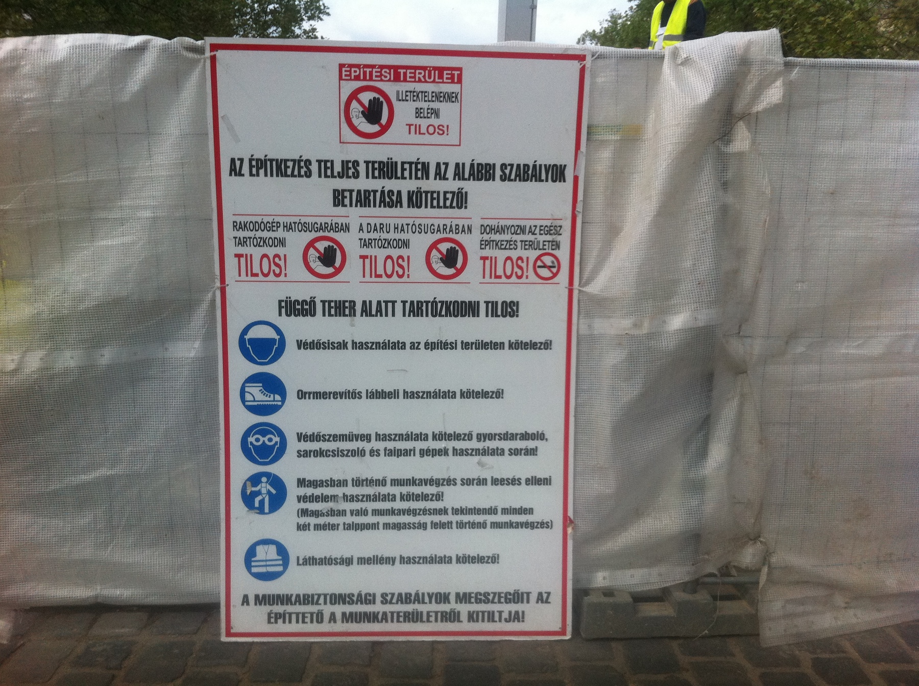 Szkinhedbakancs nélkül nácimegszállás-emlékművet építeni tilos!