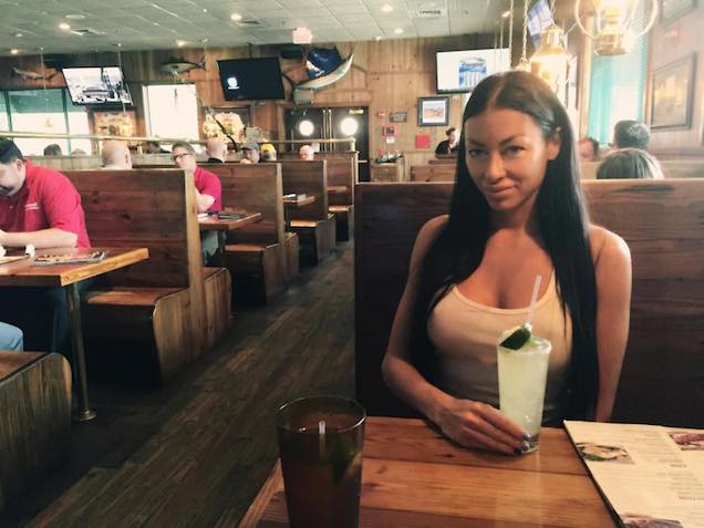 Íme egy kép az Amerikában turnézó Voksán Virágról avagy DJ Flowerről