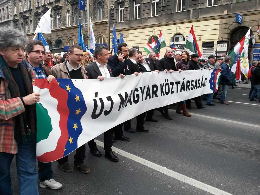 Illustration for article titled Superman helyett 19 kérdéses népszavazás nyírhatja ki Orbán Viktort