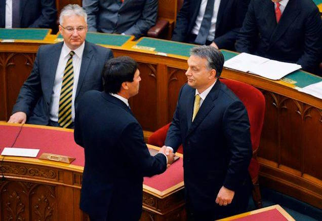 De tényleg, szerintetek mit csináljon Áder János? Menjen el Moszkvába?