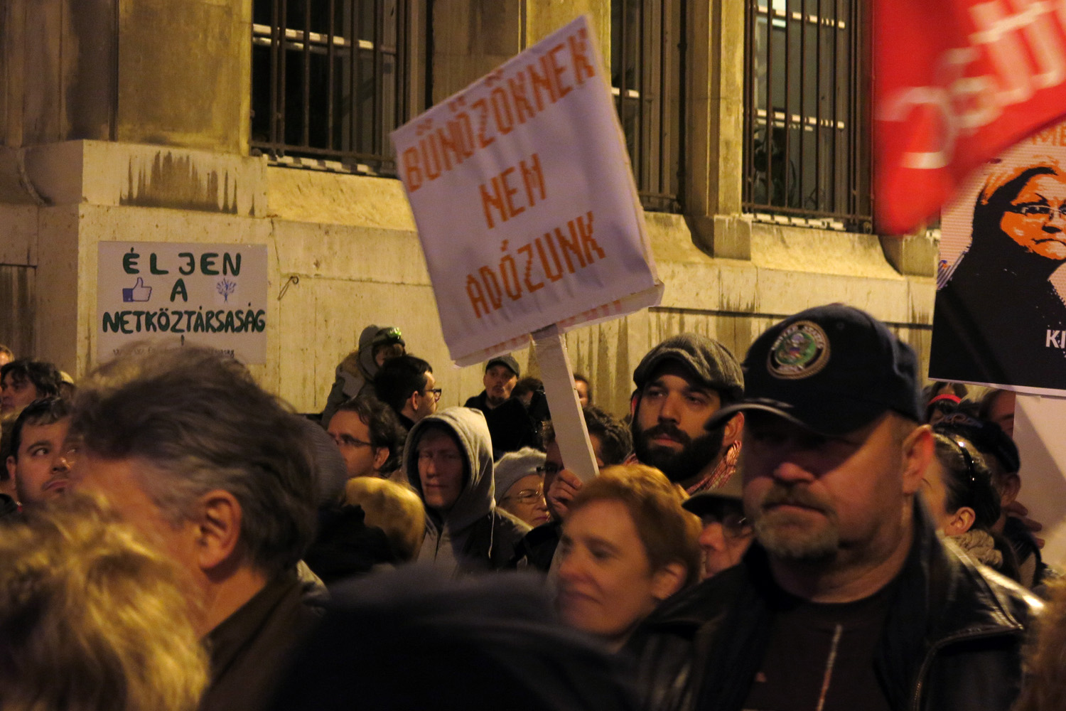 Illustration for article titled Demszky Gábor is ott volt a Fidesz székház ostrománál