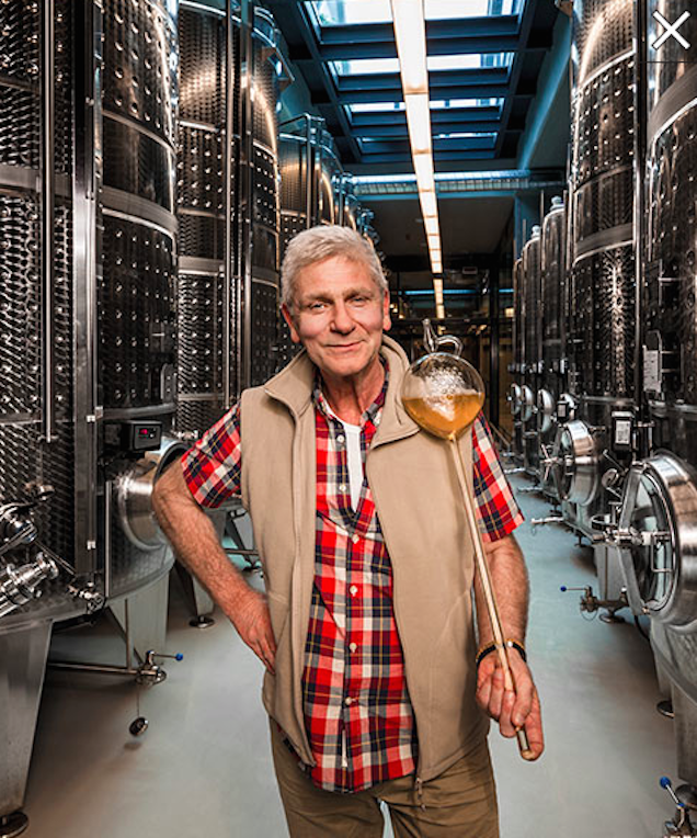 Miért lopózik ez az ember?