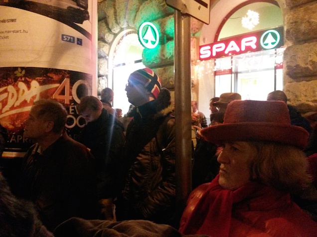 Illustration for article titled Elkezdődött a nagy korrupcióellenes tüntetés a Vértanúk terén