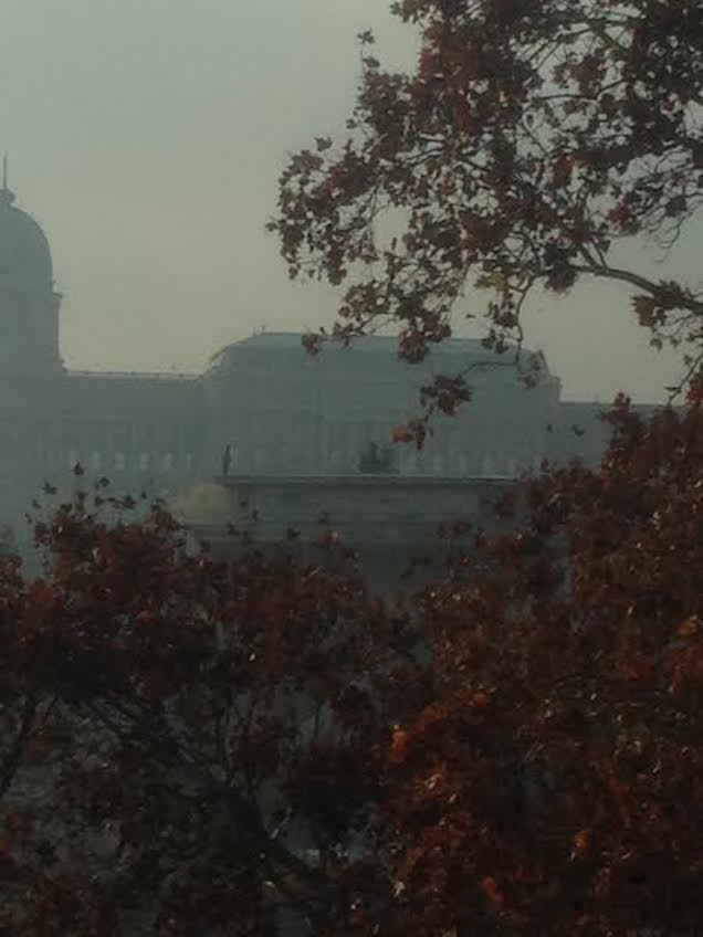 Egy férfi gimnasztikázik a Lánchíd tetején