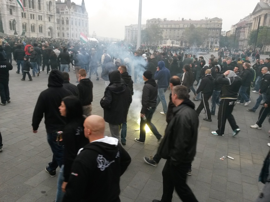 Illustration for article titled Több ezren szidják az MLSZ-t a Kossuth téren