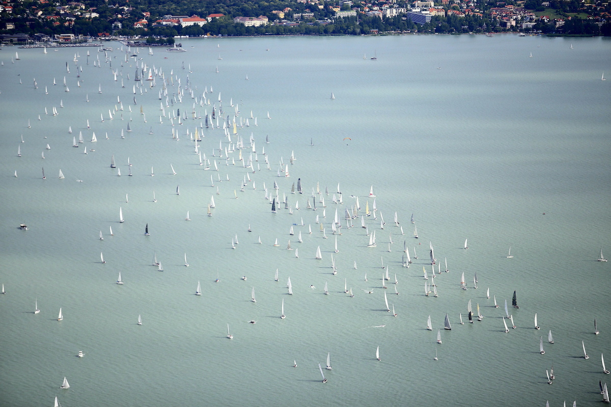 Amikor ez a fotó készült a vitorlásokról, még mindenki boldog volt