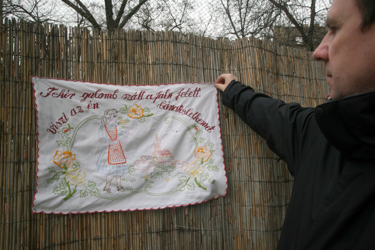 Illustration for article titled Egy ember 22 ezerért vett egy homárt, és befalta hidegen, műanyag tányérról