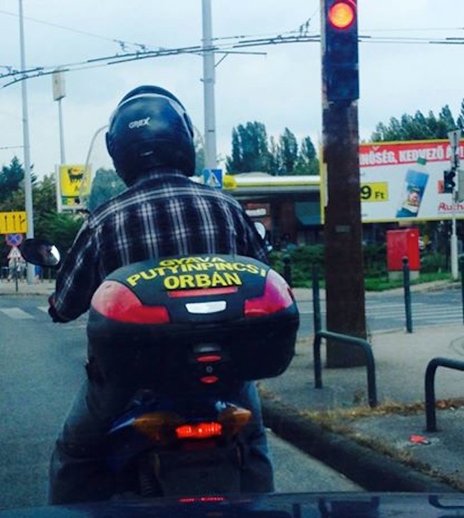 Polarizálódás extra: itt a balliberális robogós