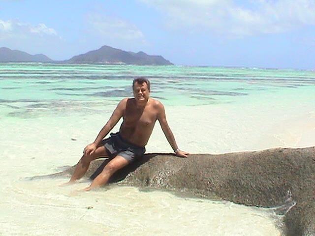 Illustration for article titled Félmeztelen képeket posztolt magáról Széles Gábor