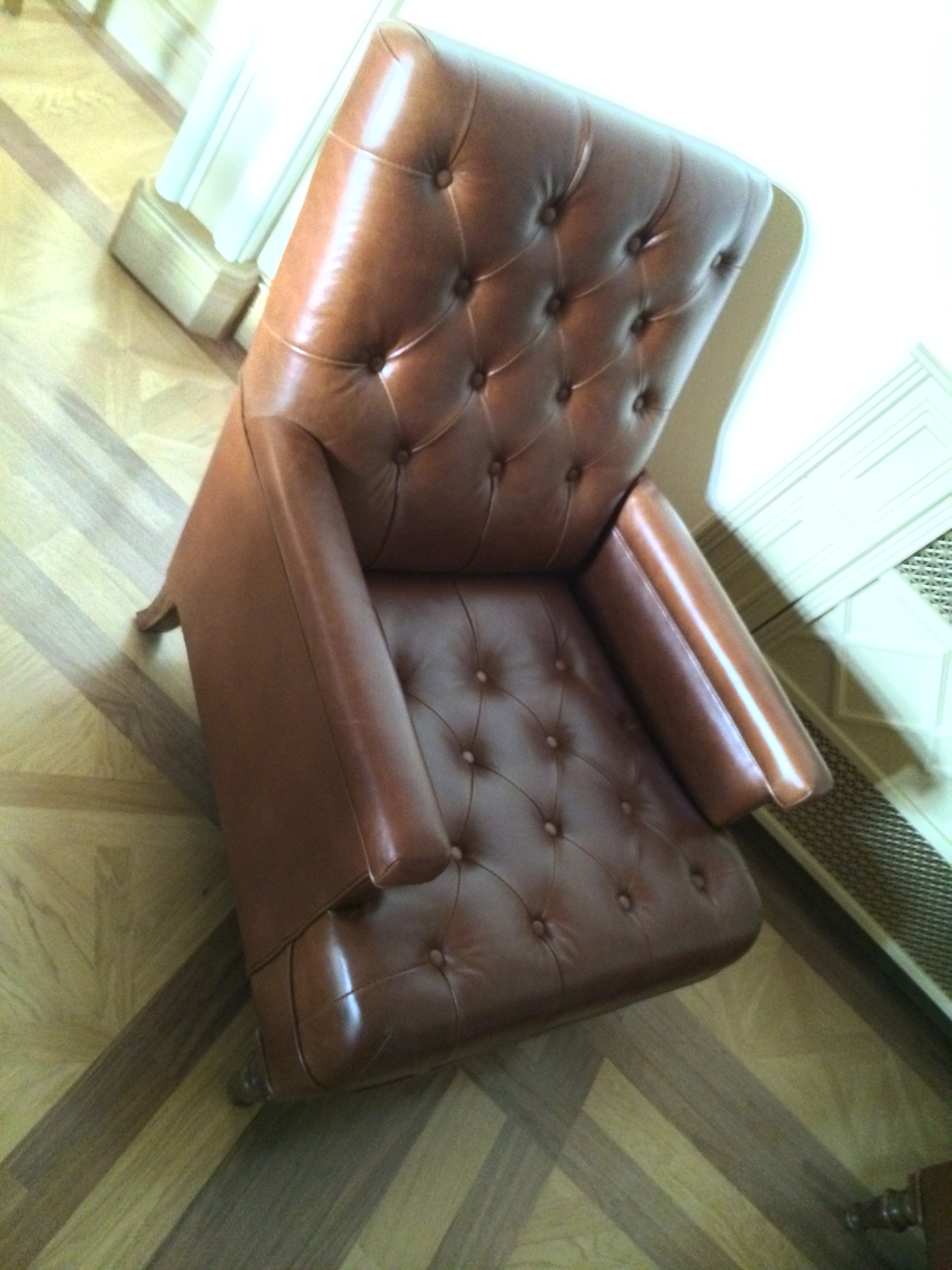 Illustration for article titled Pinaasztal mögött szivarozhat Fekete György az Aranykalickában