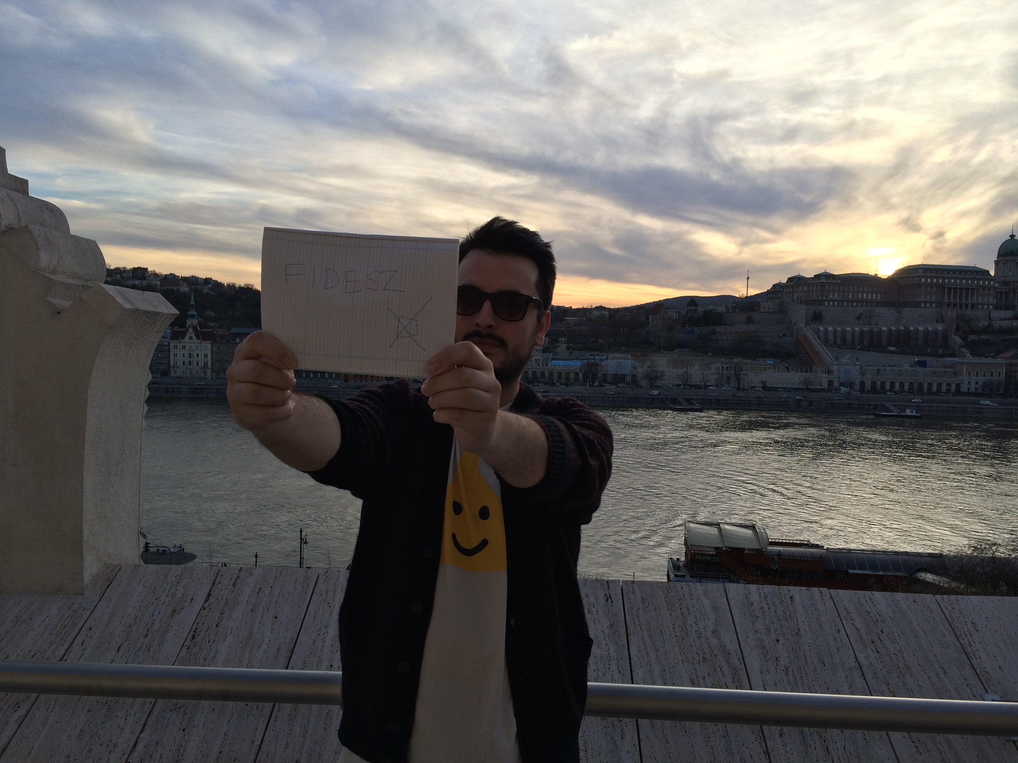 Illustration for article titled Pinaasztal mögött szivarozhat Fekete György az Aranykalickában