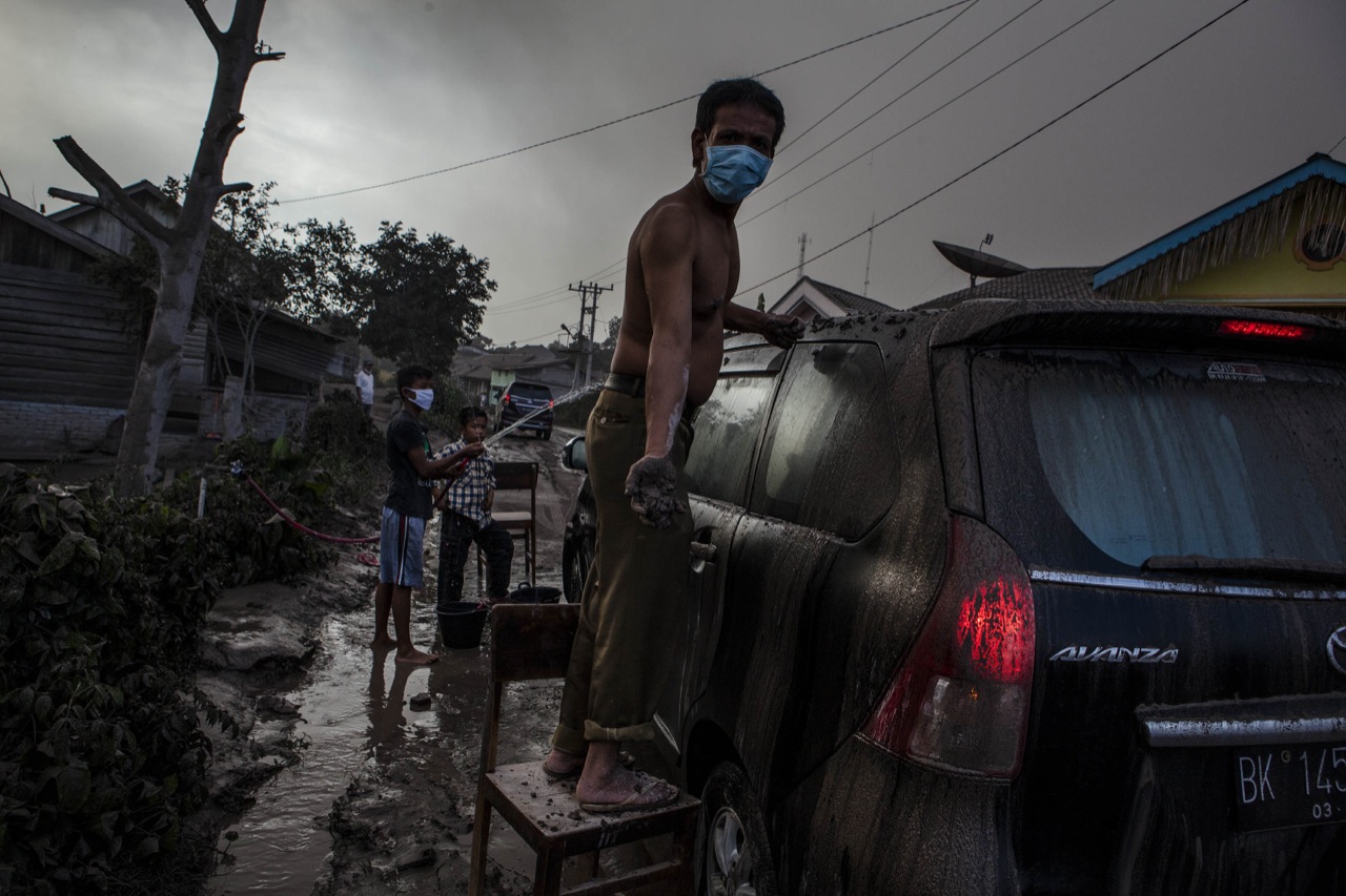 Illustration for article titled Ez a tűzhányó egyszerűen nem bír magával