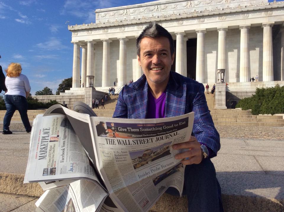 Habony Árpád mai amerikai újságot olvas Washingtonban