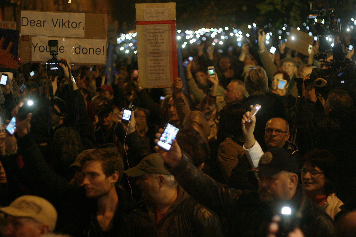 Illustration for article titled Tömegek követelték a Vida Ildikó és Orbán Viktor lemondását