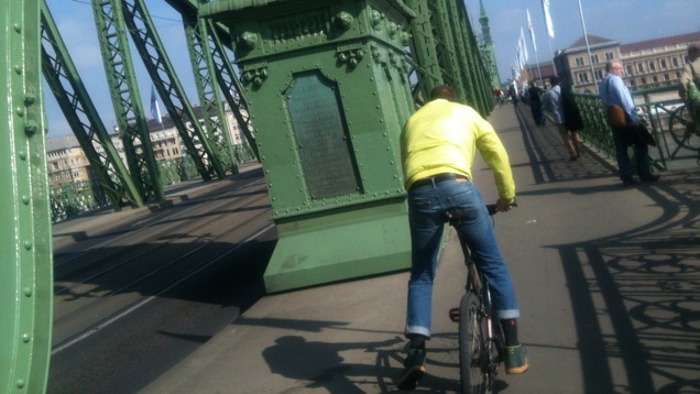 Megütött, megrúgott, leköpött, majd lesből rám támadt ez a biciklista