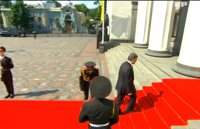 Hajszál híján oldalba fejelte a díszkatona az új ukrán elnököt