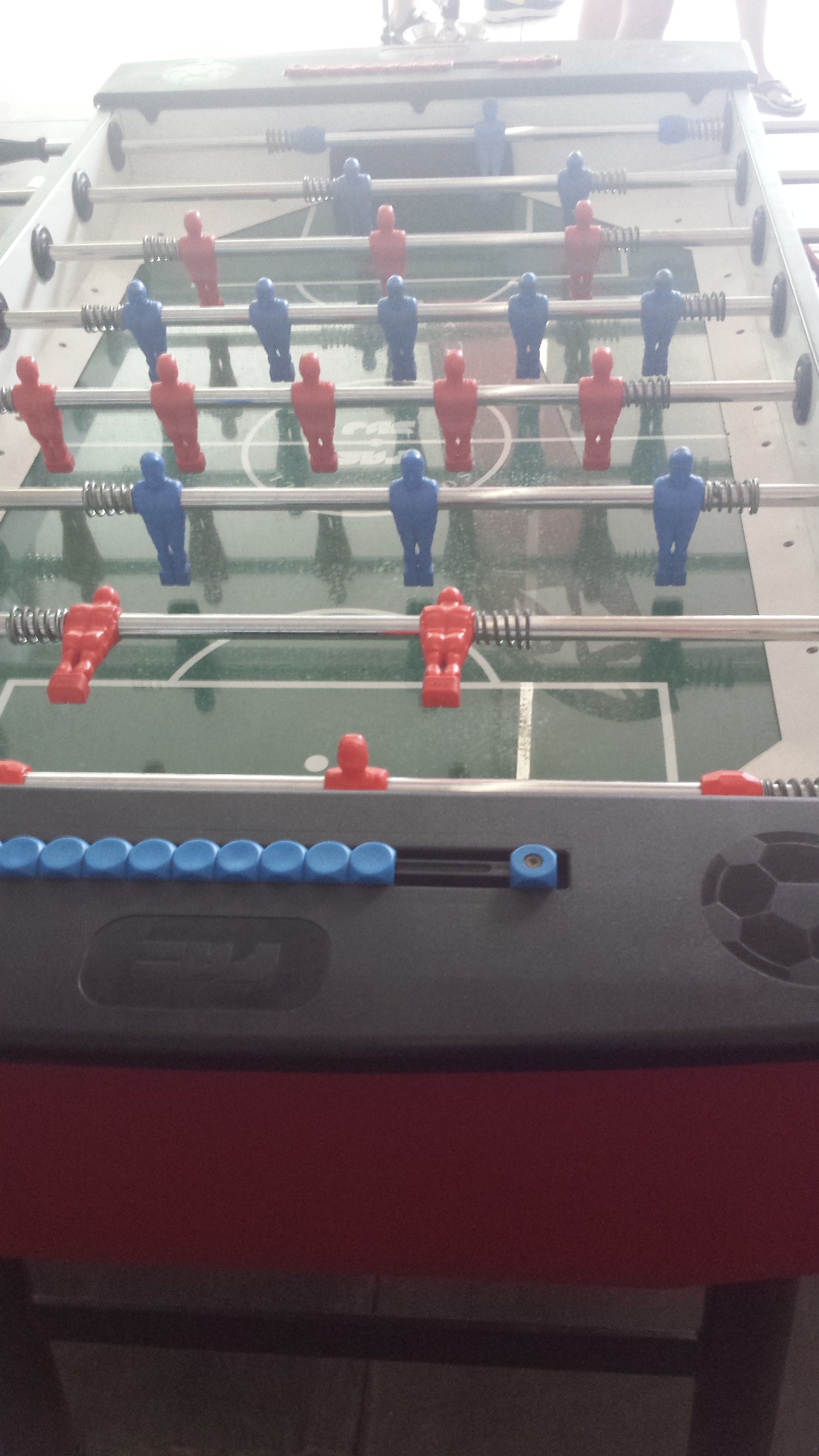 Illustration for article titled Sör, pina, sminktükör: így küzdenek a pártok az EFOTT-on a fiatalokért