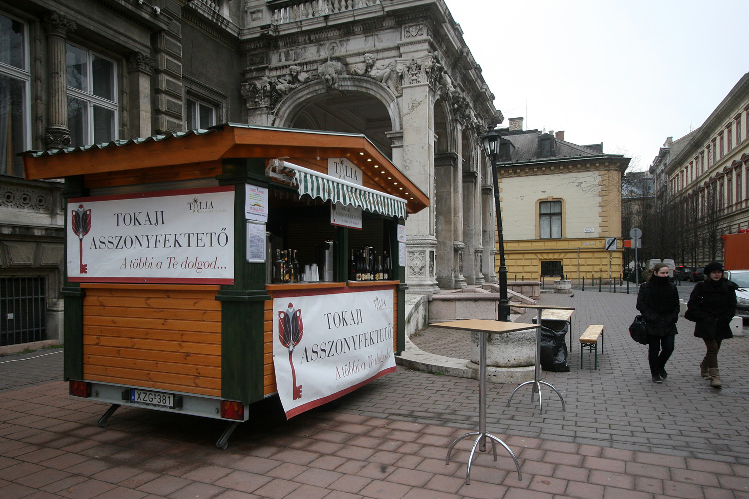 Illustration for article titled Egy ember 22 ezerért vett egy homárt, és befalta hidegen, műanyag tányérról